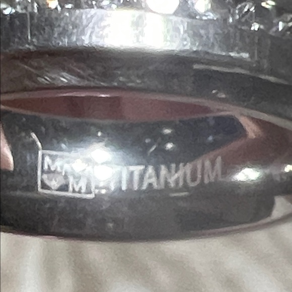 Men’s titanium and CZ ring. - Picture 3 of 3